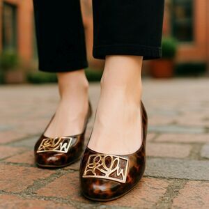 Lilly Pulitzer Logo Ballet Flats 8.5 Shoes Brown Shiny Leather Tortoise Pattern